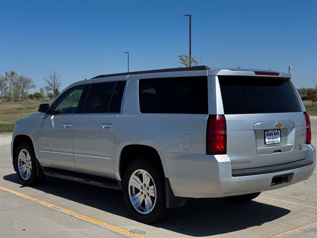 Chevrolet Suburban photo 14