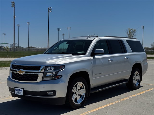 Chevrolet Suburban photo 3
