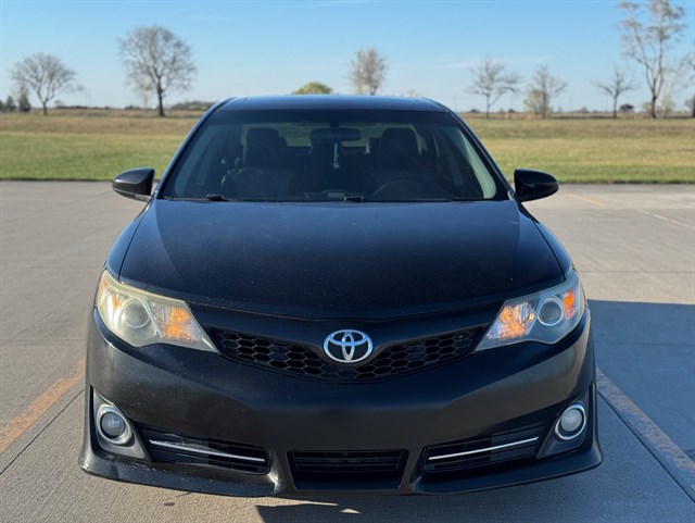 Toyota Camry photo 2
