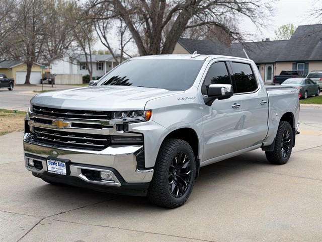 Chevrolet Silverado photo 3