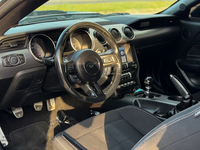 Ford Mustang photo 9