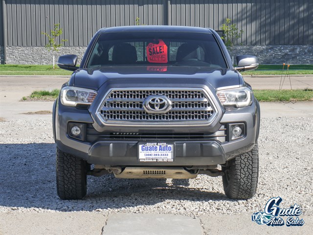 Toyota Tacoma photo 2