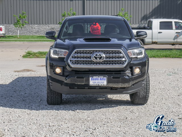 Toyota Tacoma photo 2
