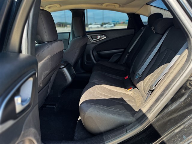 Chrysler 200 photo 14