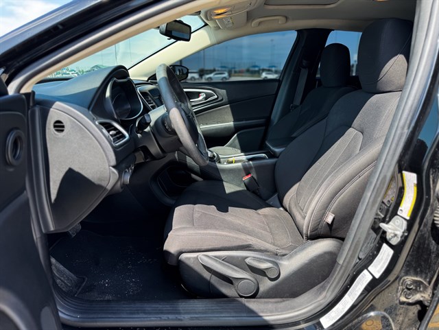 Chrysler 200 photo 13