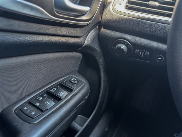 Chrysler 200 photo 11