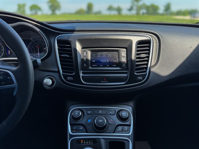 Chrysler 200 photo 9