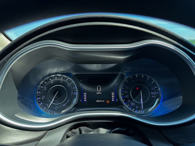 Chrysler 200 photo 8