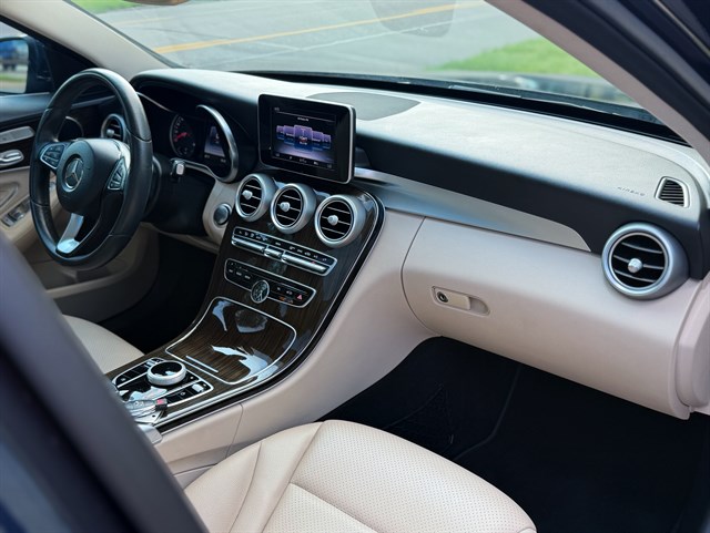 Mercedes-Benz C-Class photo 17