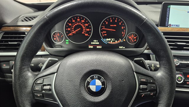 BMW 3 Series photo 12