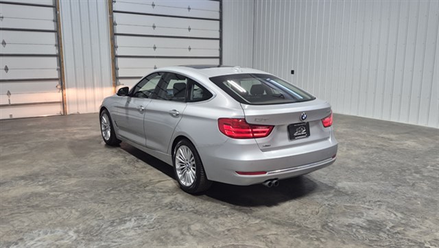 BMW 3 Series photo 2