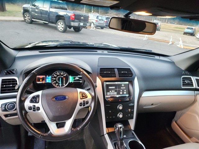 Ford Explorer photo 8