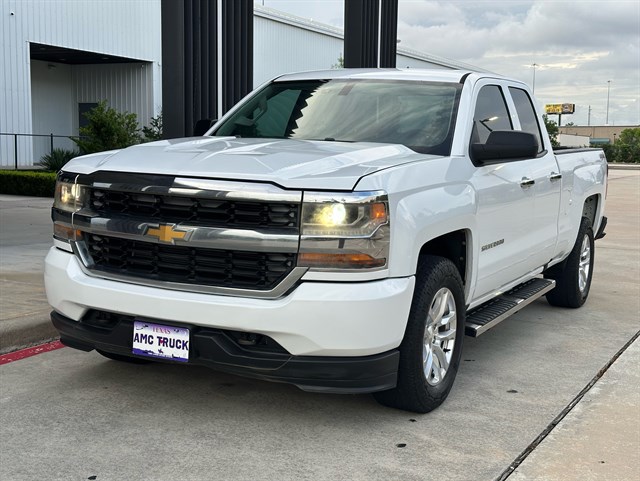Chevrolet Silverado photo 2