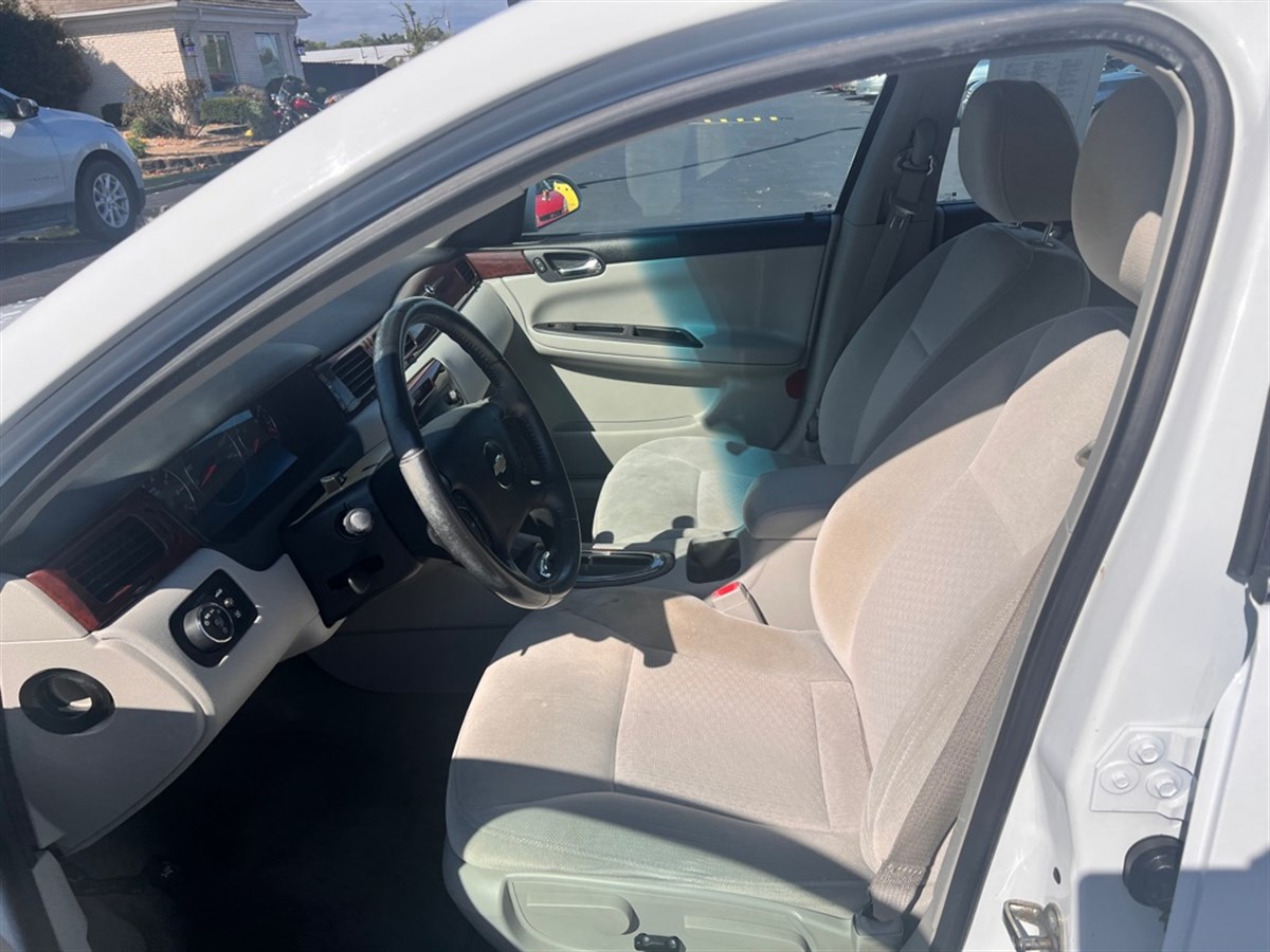 2010 Chevrolet Impala photo 3