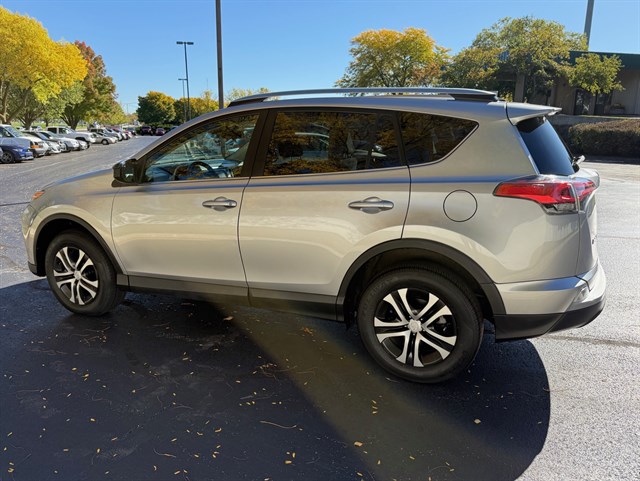 2017 TOYOTA RAV4 - Image 8