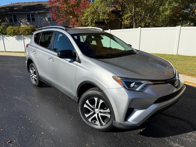 2017 TOYOTA RAV4 - Image 2