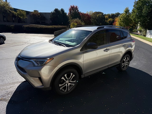 2017 TOYOTA RAV4 - Image 9