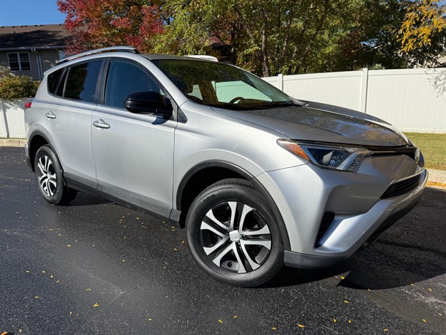2017 TOYOTA RAV4 - Image 4