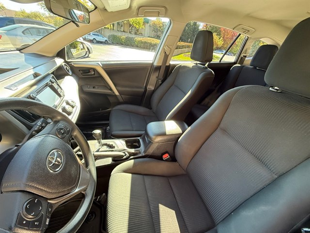 2017 TOYOTA RAV4 - Image 33