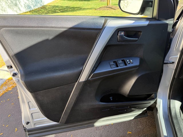 2017 TOYOTA RAV4 - Image 31