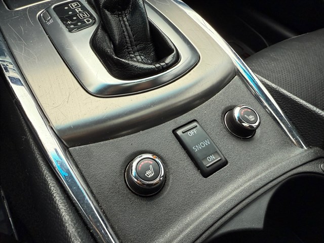 2015 INFINITI Q40 - Image 30