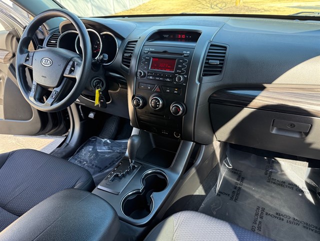 2011 KIA SORENTO - Image 17