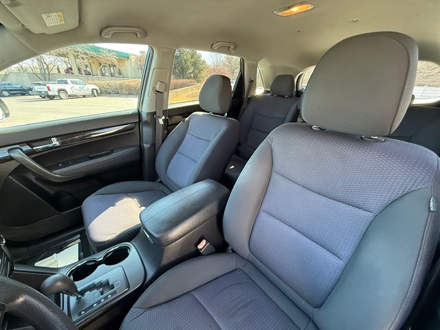 2011 KIA SORENTO - Image 27