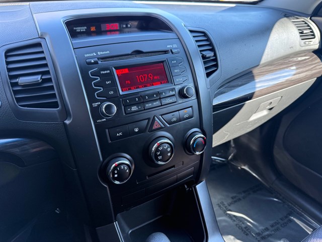 2011 KIA SORENTO - Image 23