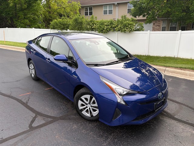 2017 Toyota Prius Three's photo