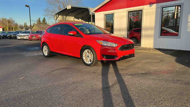2017 Ford Focus SE's photo