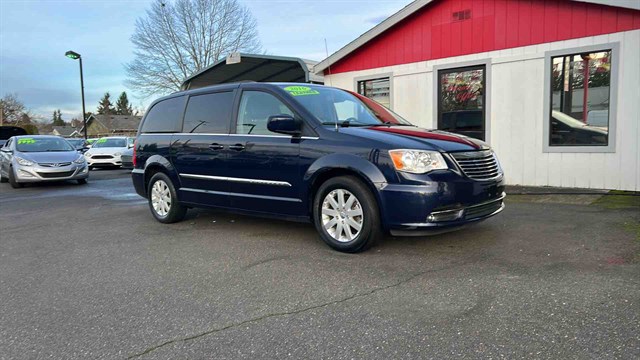 2016 Chrysler Town & Country Touring's photo