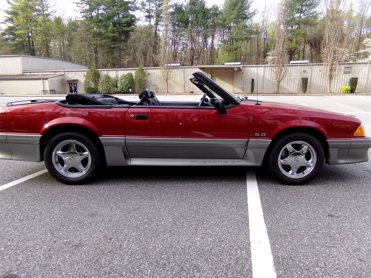1991 Ford Mustang GT Convertible photo 2