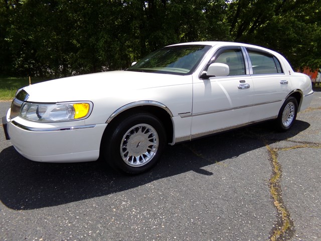 2001 Lincoln Town Car Cartier's photo