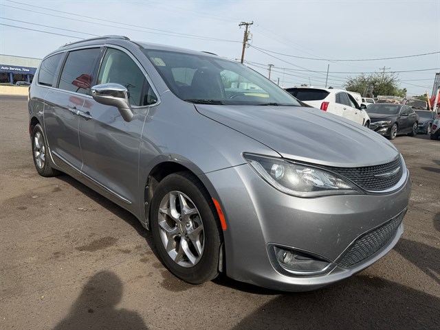2018 Chrysler Pacifica Limited's photo