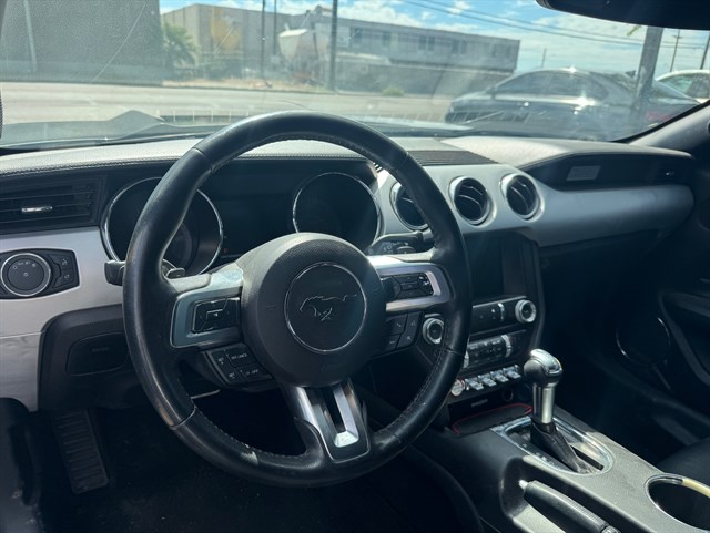 Ford Mustang photo 2