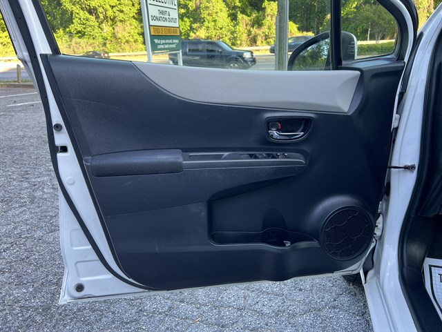 2013 Toyota Yaris L - Photo 13