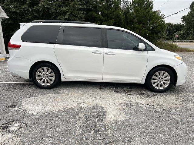 Toyota Sienna photo 9