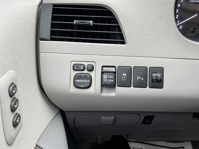 Toyota Sienna photo 19