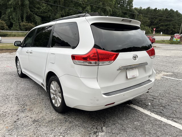 Toyota Sienna photo 5