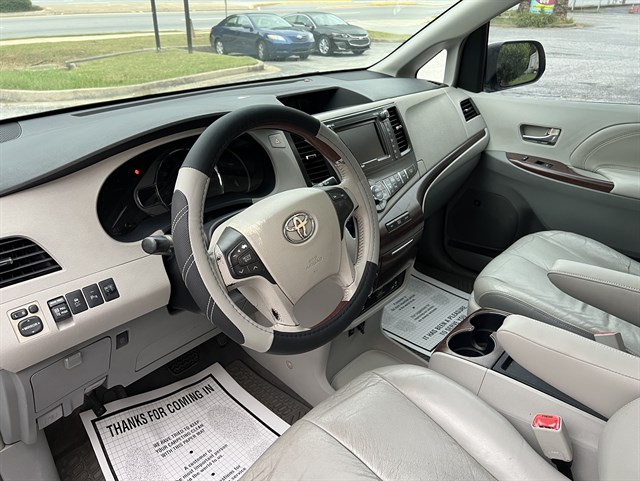Toyota Sienna photo 25