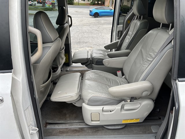 Toyota Sienna photo 12