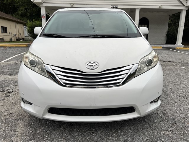 Toyota Sienna photo 3