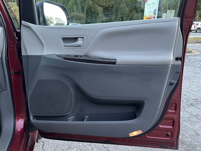 Toyota Sienna photo 18