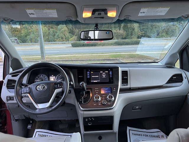 Toyota Sienna photo 12