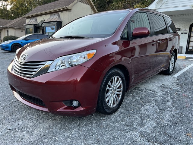 Toyota Sienna photo 3