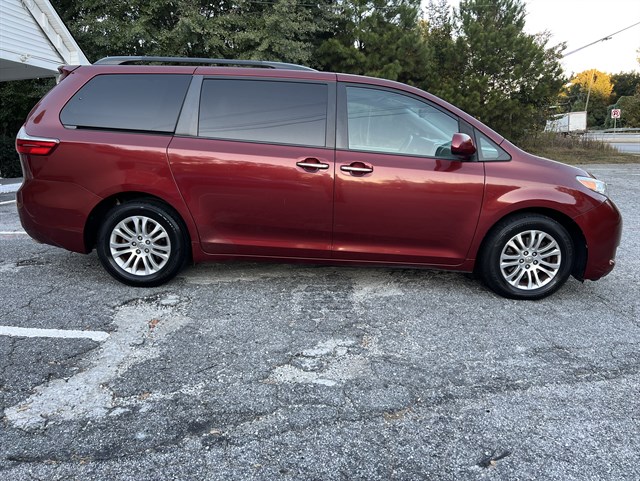 Toyota Sienna photo 8