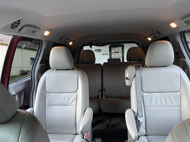 Toyota Sienna photo 14