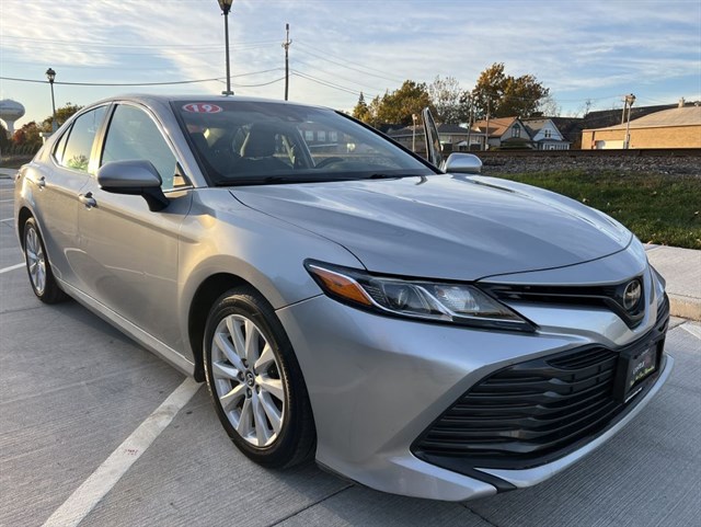 2019 Toyota Camry LE's photo