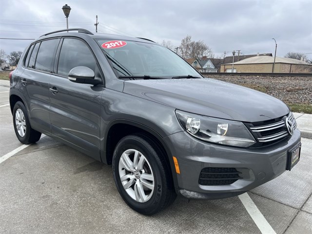 2017 Volkswagen Tiguan S's photo
