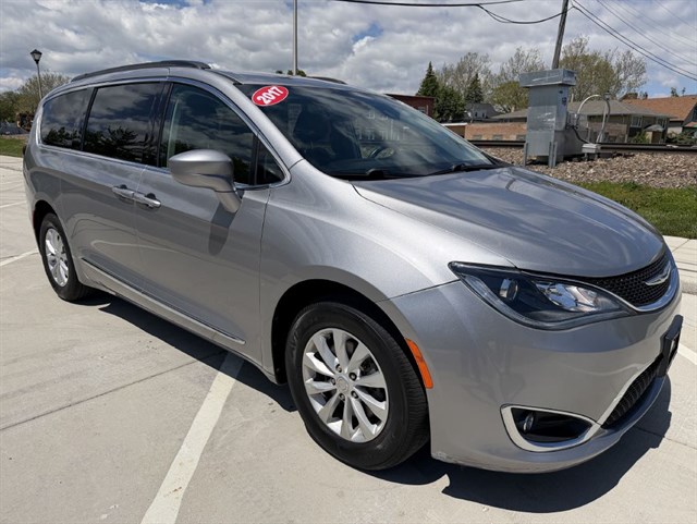 2017 Chrysler Pacifica Touring-L's photo